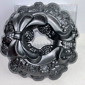 Nordic Ware Holiday Wreath Bundt Pan 12" 9 cups /2.1 Liters Cake Jello Mold